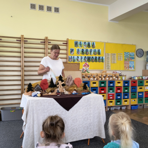 teatrzyk z koszyczka aktywny udział dzieci z grupy Muchomorki