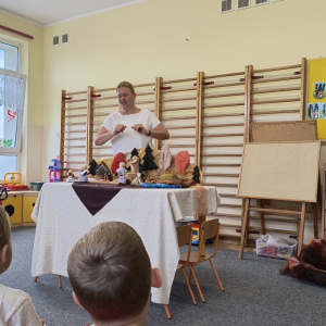 dzieci podczas oglądania bajki pt. Córka młynarza i wiatr