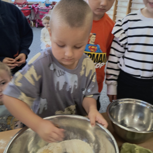 chłopiec podczas mieszania ciasta na babeczki