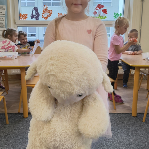 dziewczynka z misiem