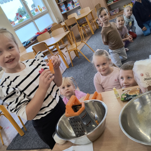 dziewczynka podczas robienia babeczke