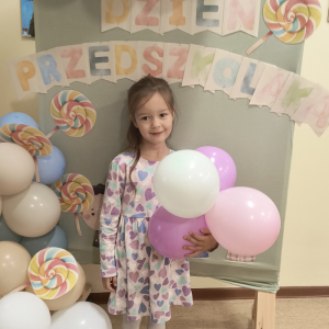 dziewczynka na ściance - dzień przedszkolaka