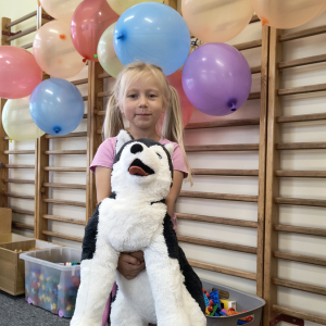 dziewczynka z swoją ulubiona zabawką 