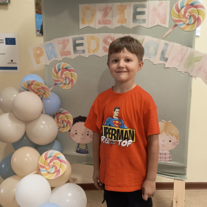 chłopiec na ściance dzień przedszkolaka