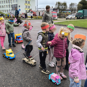 dzieci z autkami podczas parady