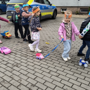 dzieci podczas parady aut na sznurku