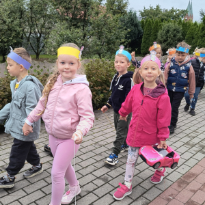 dzieci podczas parady