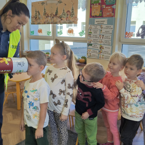 dzieci oglądające jak wygląda pieszy z odblaskiem i bez odblasku