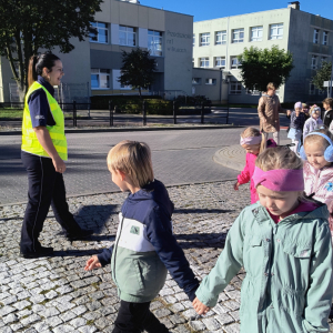bezpieczne przejście przez pasy z panią policjantką