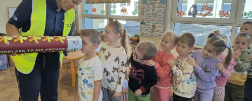 Spotkanie z policjantką – bezpieczne przejście przez pasy