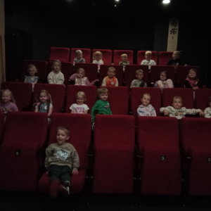 dzieci z grupy Biedronki podczas seansu w kinie
