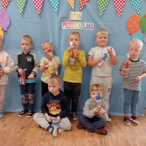 chłopcy z grupy Biedronki z upominkami z okazji Dnia Przedszkolaka