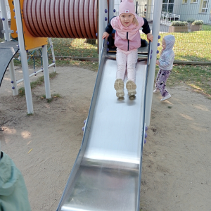 dziewczynka na zjeżdżalni