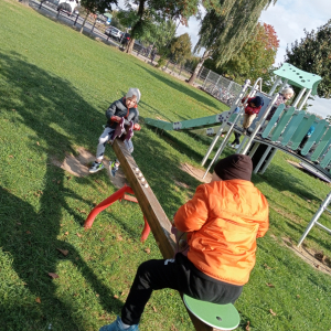 chłopcy na huśtawce