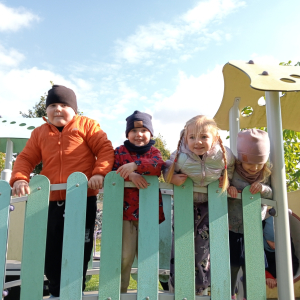 grupa dzieci na placu zabaw