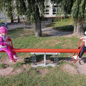 dziewczynki na huśtawce