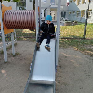 chłopiec na zjeżdżalni