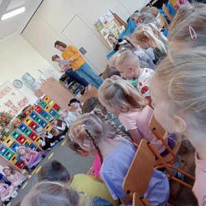 dzieci oglądające przedstawienie "Uśmiech Królewny"