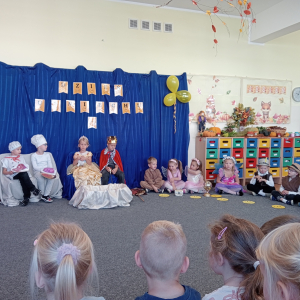 dzieci występujące w przedstawieniu "Uśmiech Królewny"