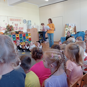 dzieci oglądające przedstawienie "Uśmiech Królewny"