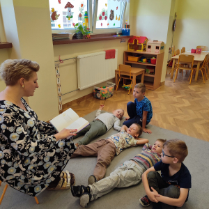 jesienne czytanie na dywanie