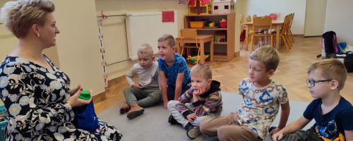 JESIENNE CZYTANIE NA DYWANIE - Z WIZYTĄ PANI ALICJA- PEDAGOG SPECJALNY