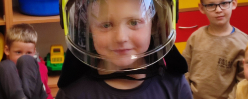 ZUCHY I MOTYLE POZNAJĄ ZAWÓD STRAŻAKA