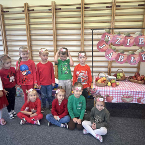 Nasze kolorowe stroje inspirowane jabłkami – czerwone, zielone i żółte!