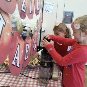 Wspólnie przygotowujemy świeży sok jabłkowy – zdrowo i smacznie!