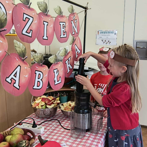 Wspólnie przygotowujemy świeży sok jabłkowy – zdrowo i smacznie!