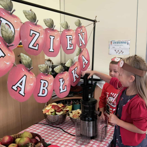 Wspólnie przygotowujemy świeży sok jabłkowy – zdrowo i smacznie!