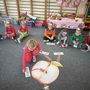 Rozmawiamy o tym, dlaczego warto jeść jabłka i poznajemy ich budowę.