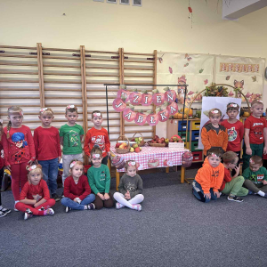 Nasze kolorowe stroje inspirowane jabłkami – czerwone, zielone i żółte!