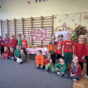 Nasze kolorowe stroje inspirowane jabłkami – czerwone, zielone i żółte!