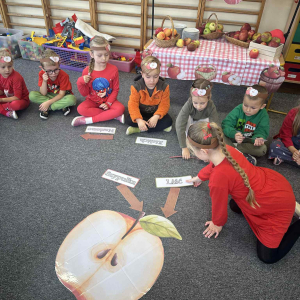 Rozmawiamy o tym, dlaczego warto jeść jabłka i poznajemy ich budowę.