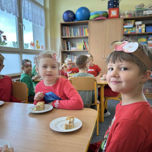 Degustacja pysznej szarlotki i babeczek przygotowanych przez mamę Agaty – palce lizać!