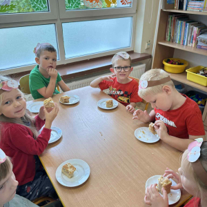 Degustacja pysznej szarlotki i babeczek przygotowanych przez mamę Agaty – palce lizać!