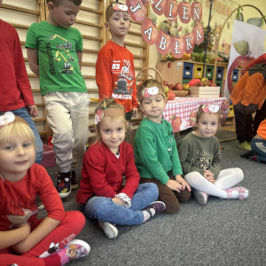 Nasze kolorowe stroje inspirowane jabłkami – czerwone, zielone i żółte!