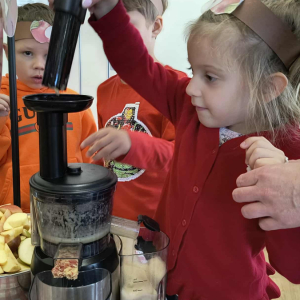 Wspólnie przygotowujemy świeży sok jabłkowy – zdrowo i smacznie!