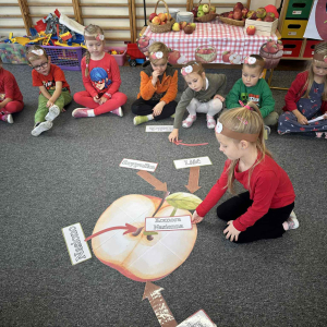 Dzieci dopasowują części jabłka do obrazka – nauka przez zabawę!