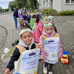 Dzieci w pobliżu przedszkola tuż przed przemarszem