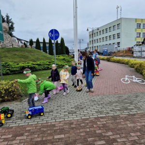 Dzieci w czasie przemarszu na stadion 
