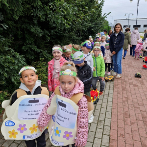 Dzieci pod opieką Pań czekają na przemarsz