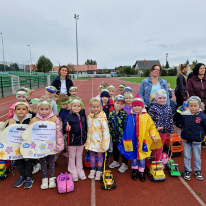 Dzieci z Paniami na stadionie miejskim w Brusach