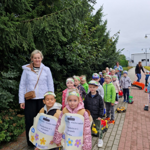 Dzieci pod opieką Pań czekają na przemarsz