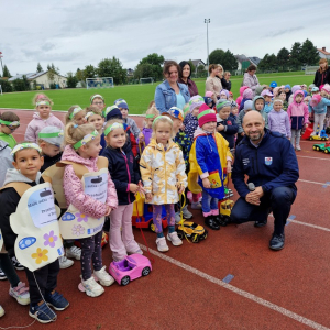 Dzieci z wiceburmistrzem na stadionie miejskim w Brusach