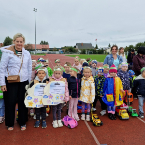 Dzieci z Paniami na stadionie miejskim w Brusach