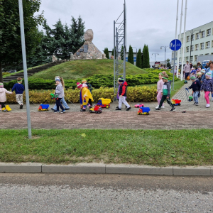Dzieci w czasie przemarszu na stadion 
