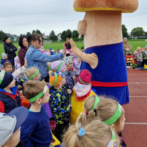 Brusek wita się z dziećmi i Panią Wioletą