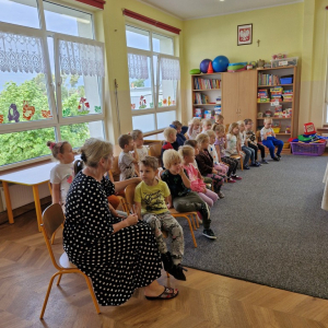 Dzieci oglądają z zainteresowaniem teatrzyk Córka młynarza i wiatr